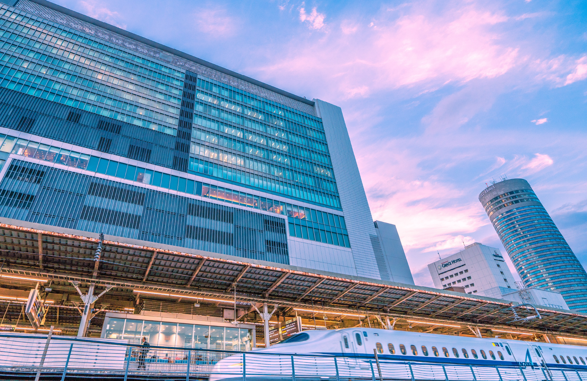 新横浜駅前