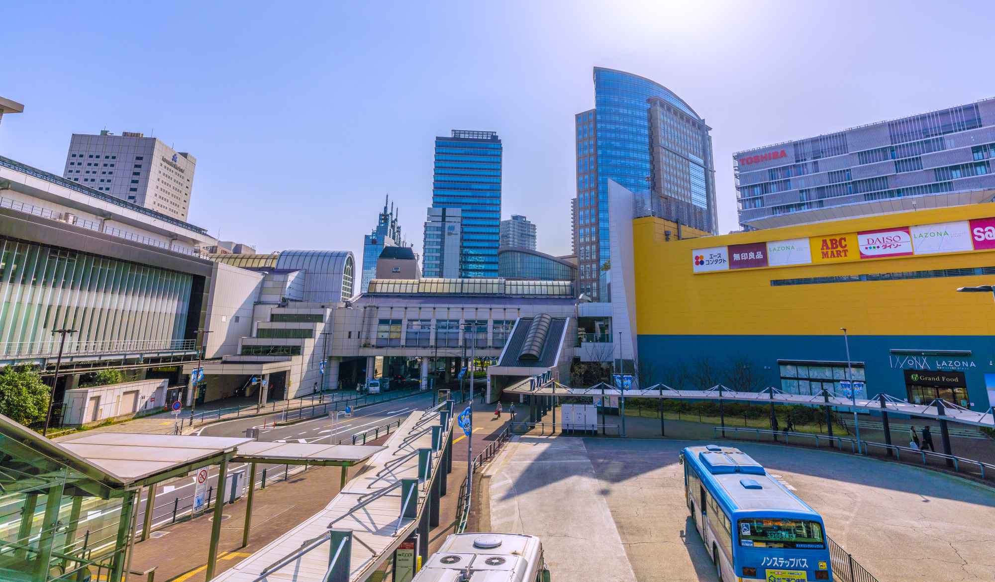 新横浜駅前